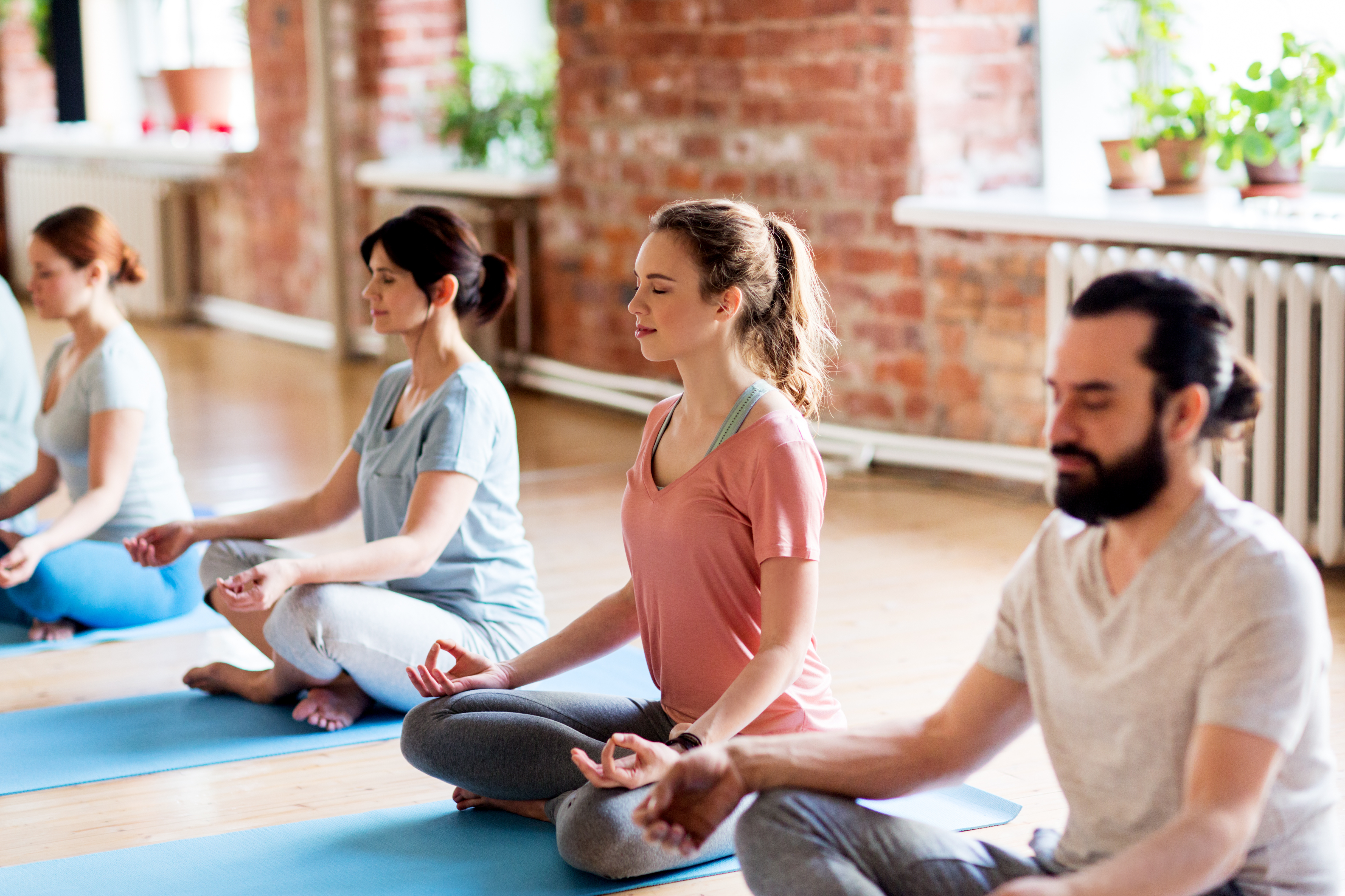 Yoga-Gruppe am Entspannen